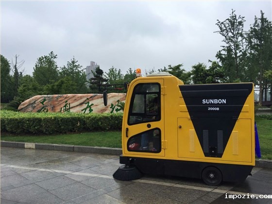 驾驶式电动扫地机