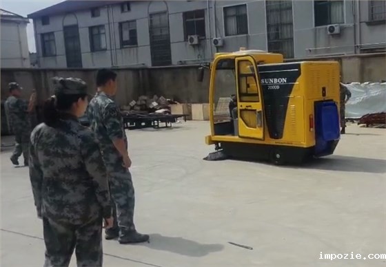 无锡某陆军部队参观工厂购买全封闭电动扫地机