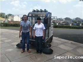 别墅区保洁更要用物业扫地车