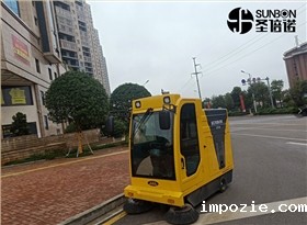 电动扫地车助力购物中心户外清洁
