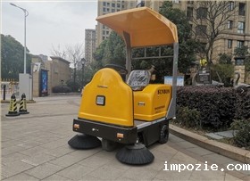 电动扫地车改善老小区环境卫生