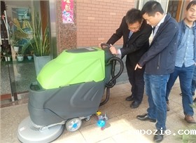 苏州某化纤公司来厂考察体验手推式洗地机