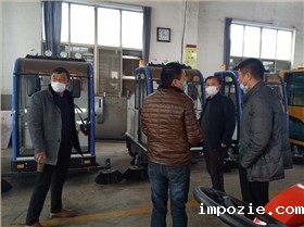 泰州客户来厂考察体验电动扫地车