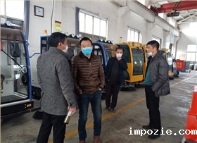 泰州客户来厂考察体验电动扫地车