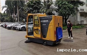 街道环卫使用驾驶式电动扫地车清扫保洁