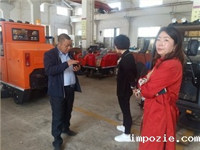 镇江客户来公司试扫1200驾驶式电动扫地车
