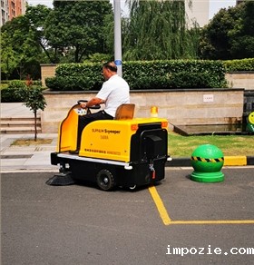 电动吸尘扫地车