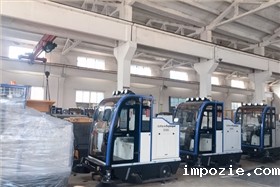 小优米app下载苹果员工高温下加班赶制全封闭电动扫地车