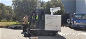  扫地车的出现，使得小区的清洁工作变得更为轻松