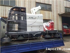  扫地车的出现，使得小区的清洁工作变得更为轻松