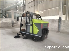 驾驶式电动扫地机成为了停车场保洁的新利器