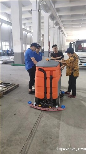 商业洗地机在各个行业中均展现出其广泛的应用范围和巨大的市场潜力 商业洗地机在各个行业中均展现出其广泛的应用范围和巨大的市场潜力