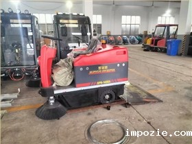 驾驶式小型清扫机：小空间清洁的“精 灵”