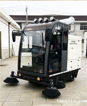 高压冲洗雾炮电动扫地车闪亮登场