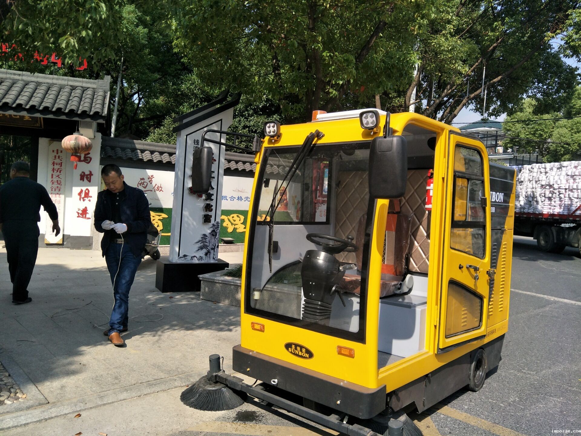  环卫扫地车走进新农村