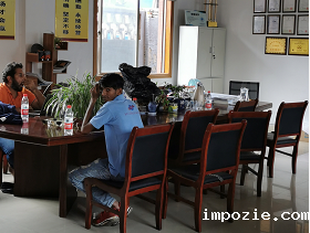 老外客户来厂考察小优米app下载苹果电动扫地车