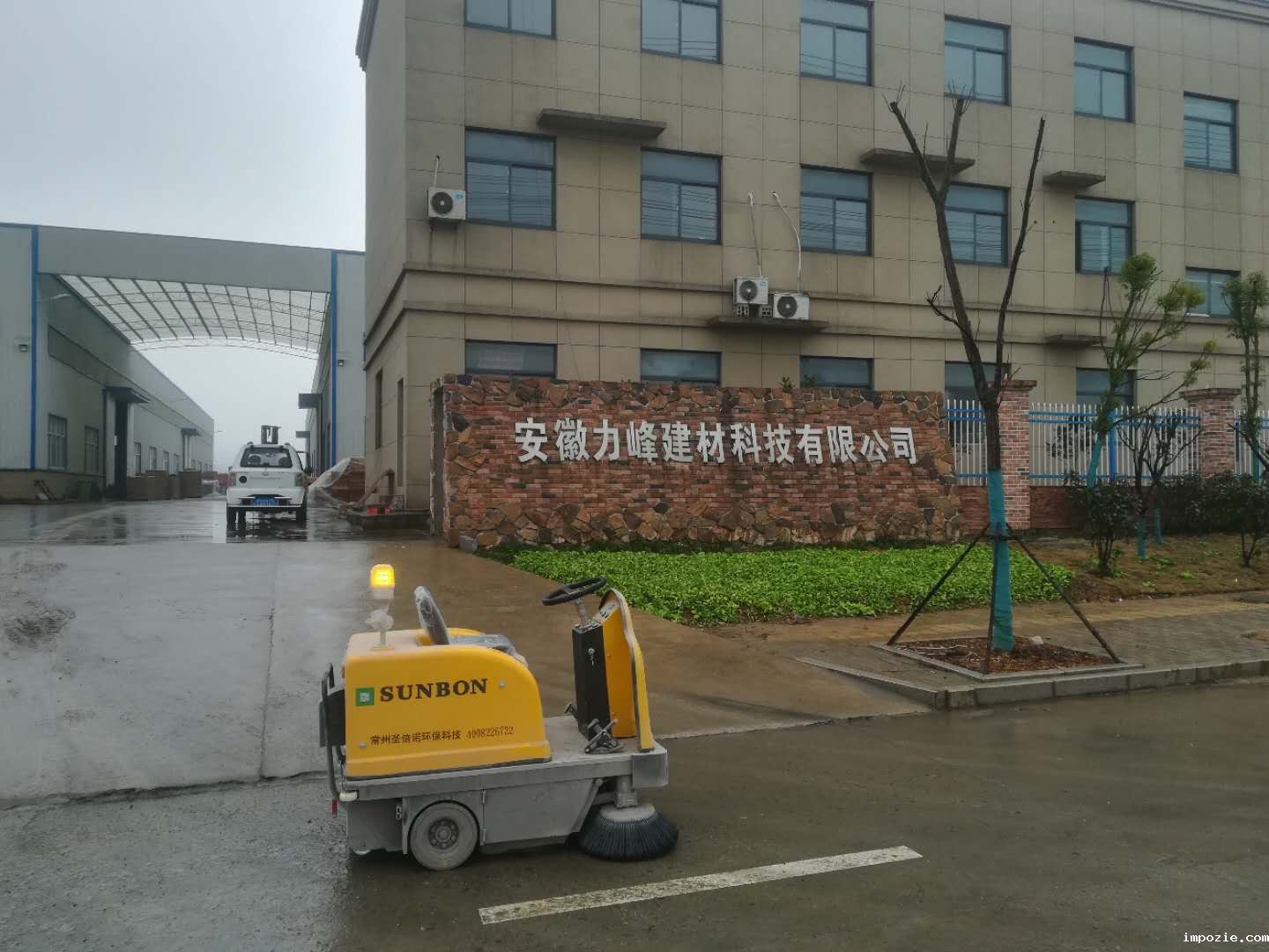 工厂里使用驾驶式电动扫地车有什么好处？