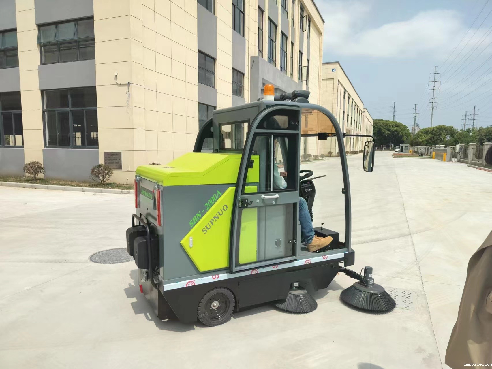 那为什么物业都喜欢使用小型扫地车呢？