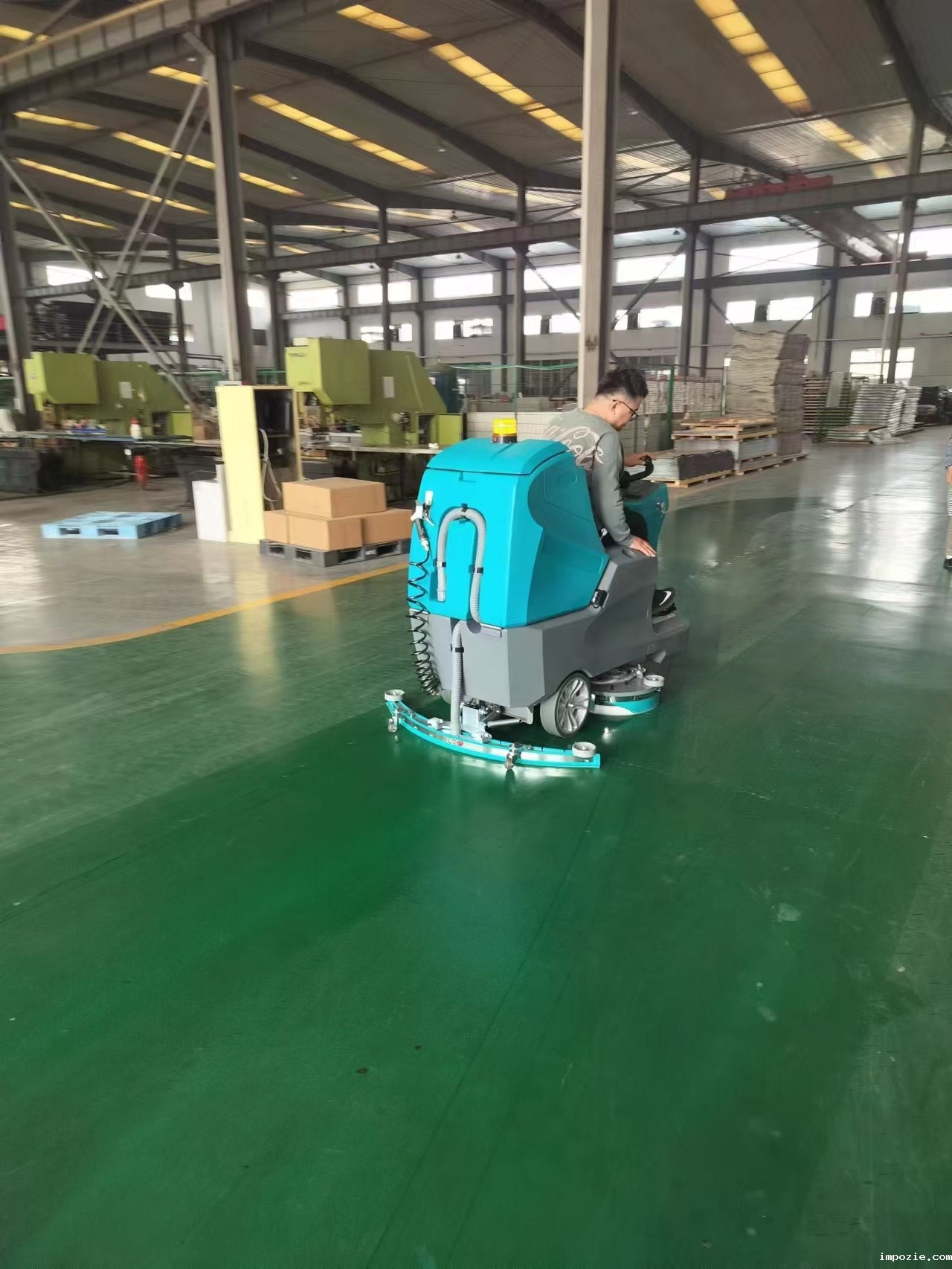 驾驶式洗地机-静音洁净背后的科技绿意